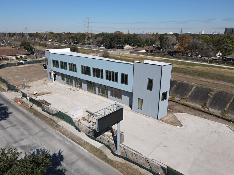 More Photos Of 7511 S Gessner Rd, Houston Storefront For Lease