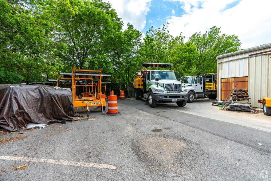 More Photos Of 2333 Delante St, Haltom City Unknown For Lease