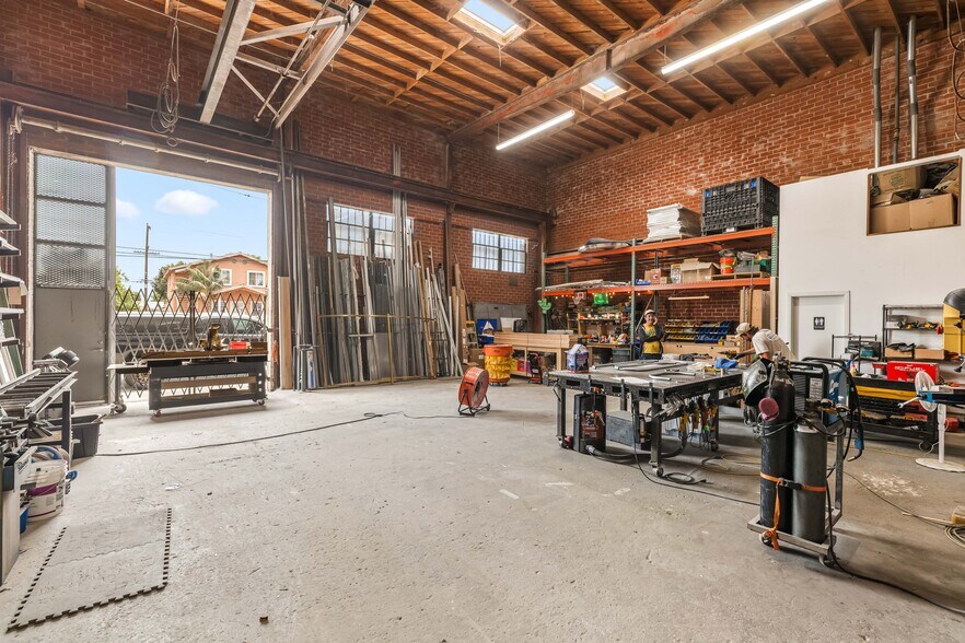 More Photos Of 1458 E 58th Pl, Los Angeles Showroom For Lease