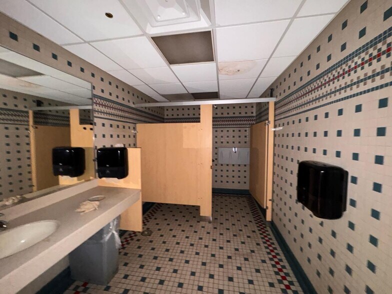 More Photos Of 2949 Dixie Hwy, Hamilton Restaurant For Sale