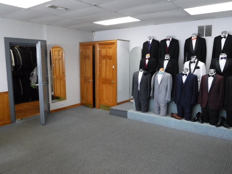 More Photos Of 17702 Oak Park Ave, Tinley Park Storefront Retail Office For Sale