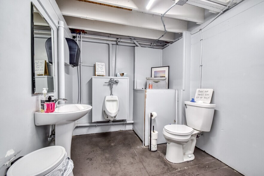 More Photos Of 4199 Main St, Perry Flex For Sale