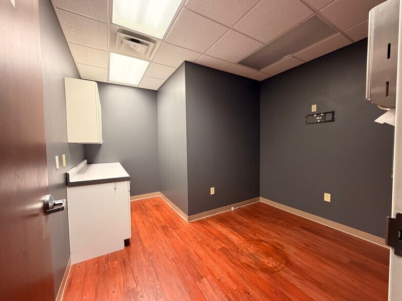 More Photos Of 1380 Eastchester Dr, High Point Medical For Lease