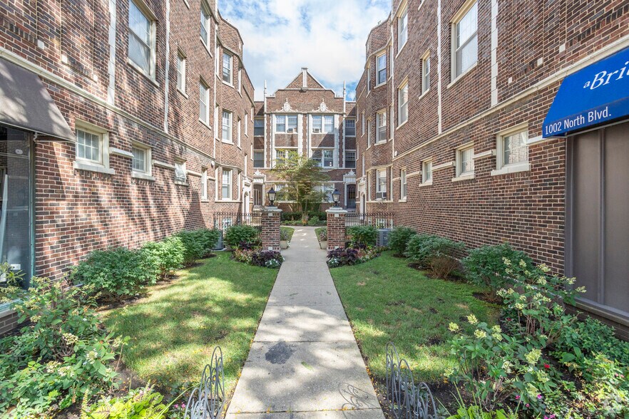 More Photos Of 1000-1010 North Blvd, Oak Park Apartments For Lease