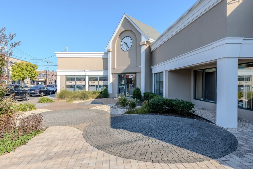 More Photos Of 330 Conklin St, Farmingdale Freestanding For Lease