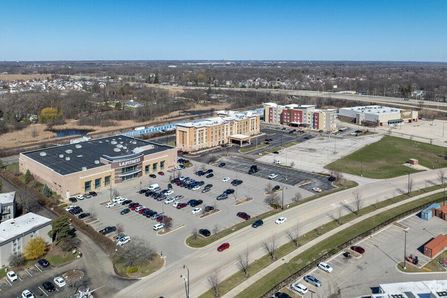 More Photos Of 452 Lakehurst Rd, Waukegan Health Club For Lease