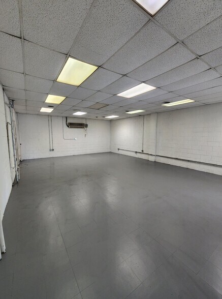 More Photos Of 62 Middlesex Tpke, Burlington Freestanding For Sale