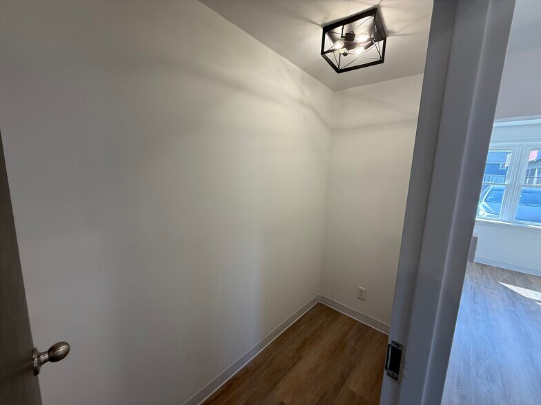 More Photos Of 522 W 8th St, Anderson Office For Lease
