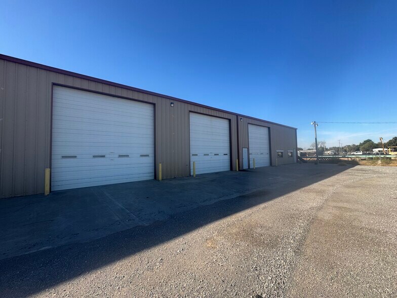 More Photos Of 509 Ponca, Lindsay Industrial For Sale