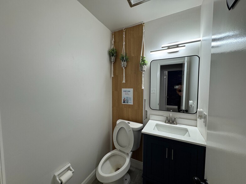 More Photos Of 5401 Alhambra Dr, Orlando Office For Lease