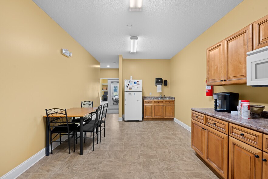 More Photos Of 1135 E. Hiawatha st, Metter Office For Sale