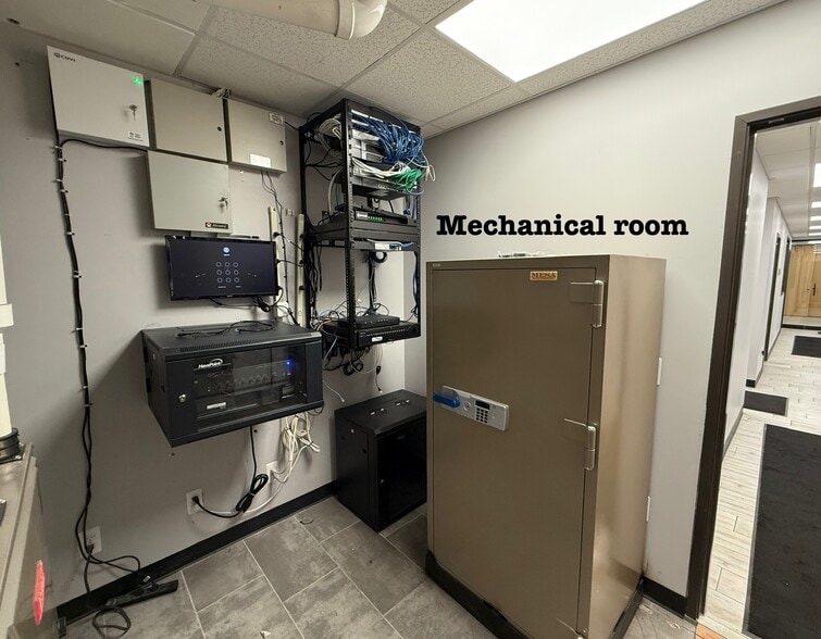 More Photos Of 28975 Grand River Ave, Farmington Hills Auto Dealership For Sale