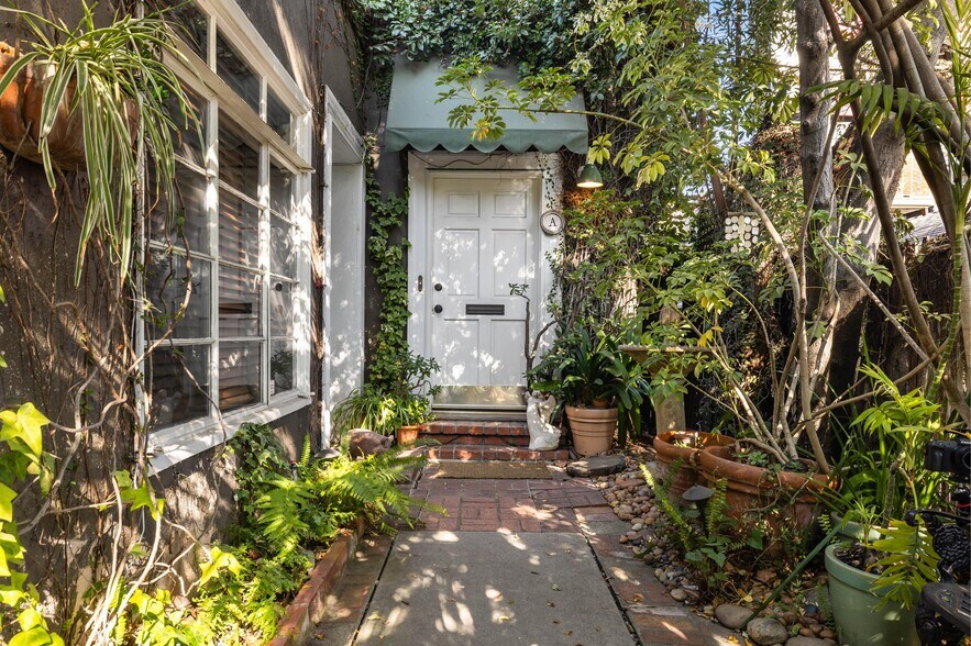 Primary Photo Of 3206-3210 De Witt Dr, Los Angeles Loft Creative Space For Lease