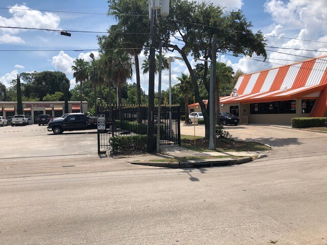 More Photos Of 8939 Long Point Rd, Houston Freestanding For Lease