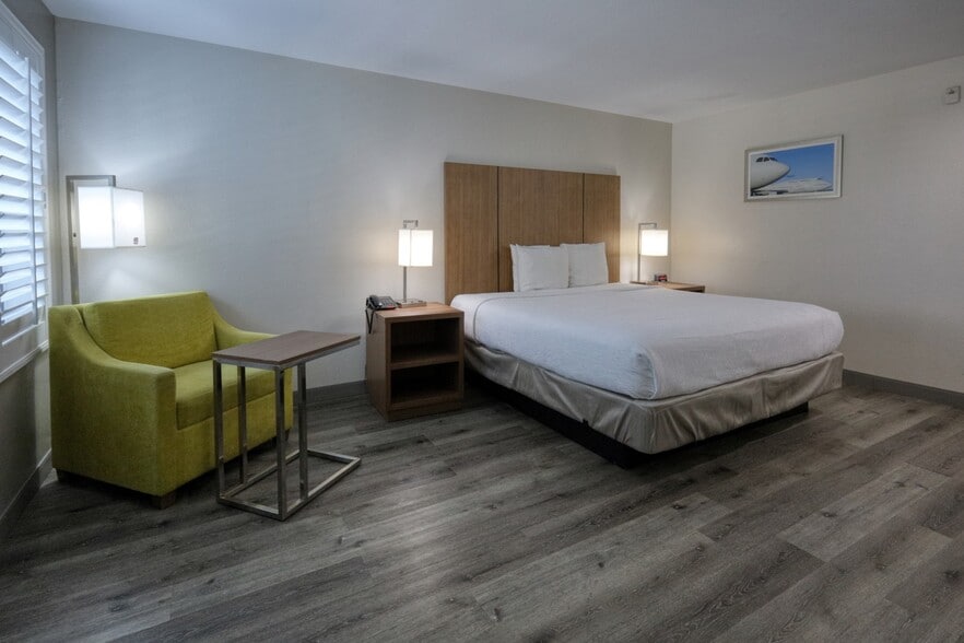 More Photos Of 18032 McKay Dr, Humble Hotel For Sale