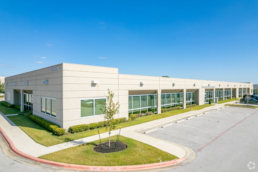 More Photos Of 1320 Arrow Point Dr, Cedar Park Unknown For Lease