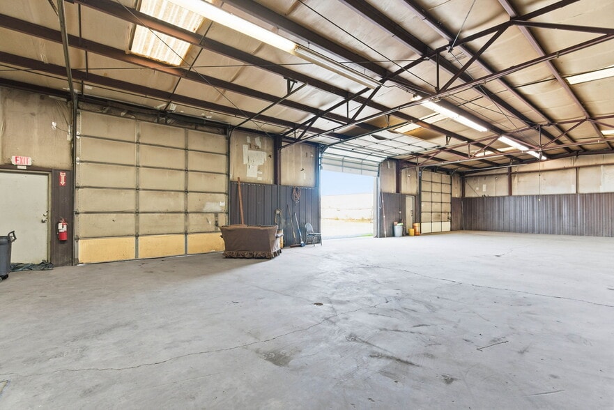 More Photos Of 4611 Pinewood Rd, Louisville Warehouse For Lease