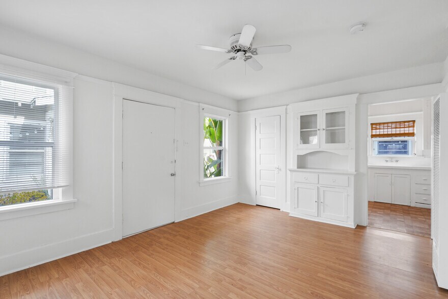 More Photos Of 2006 Strongs Dr, Venice Apartments For Sale