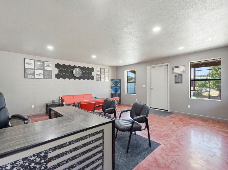 More Photos Of 117 Business Dr W, Kerrville Warehouse For Sale