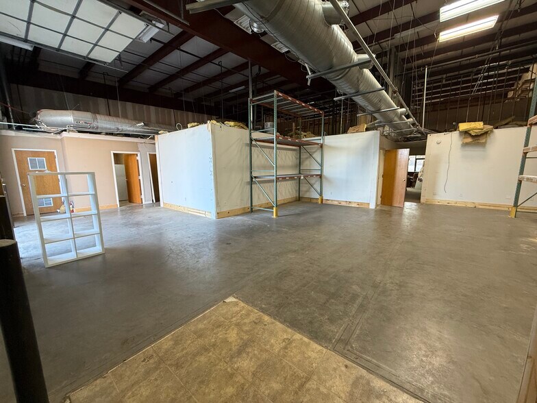More Photos Of 12635-12651 Hemlock St, Overland Park Showroom For Sale