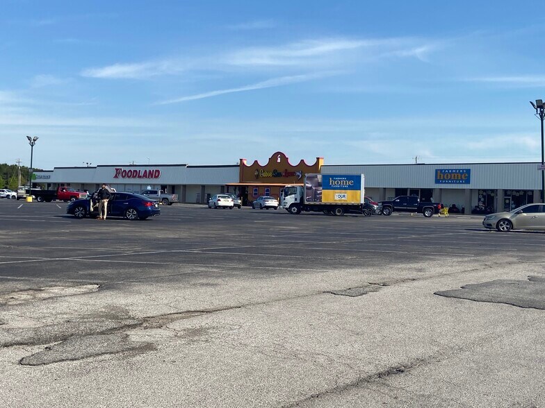 More Photos Of 15304 Court St, Moulton General Retail For Lease