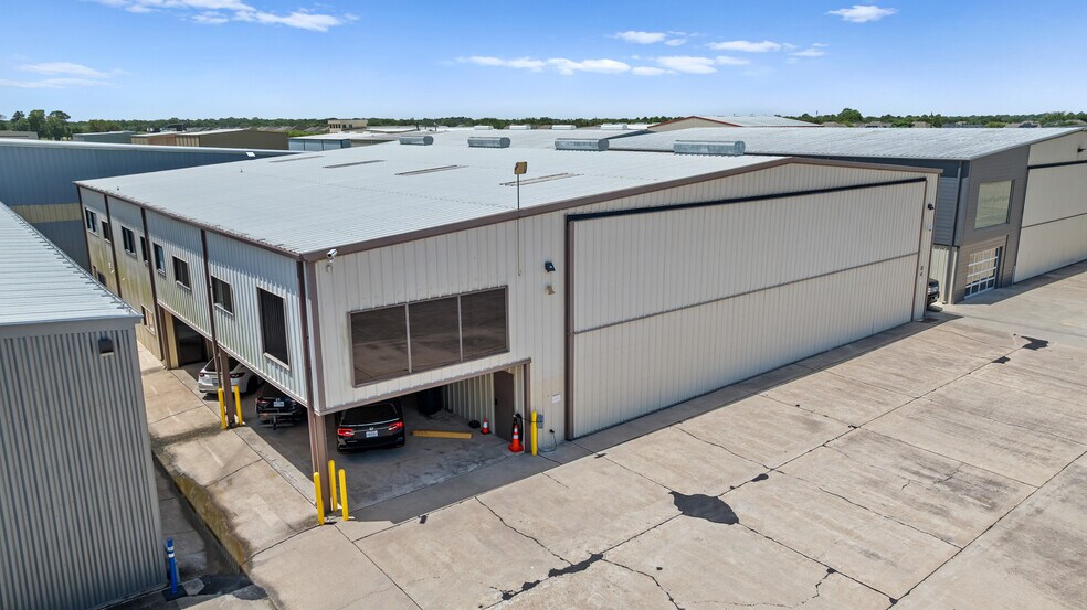 More Photos Of 18000 Groschke Rd, Houston Airplane Hangar For Lease