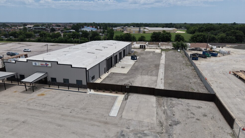 More Photos Of 6850 N Interstate 35e E, Waxahachie Warehouse For Lease