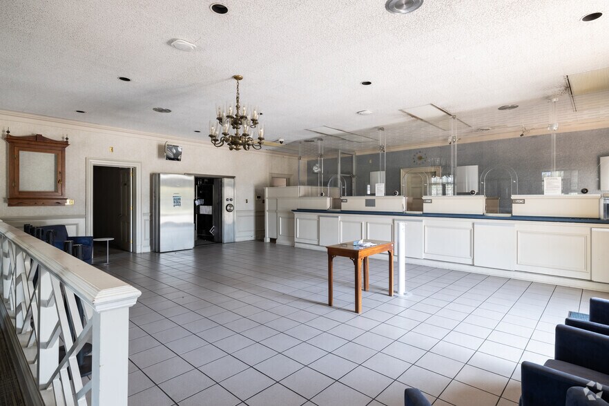 More Photos Of 2505 Abercorn St, Savannah Bank For Lease