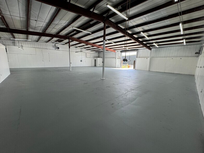 More Photos Of 2621 Skyview Dr, Lakeland Industrial For Lease