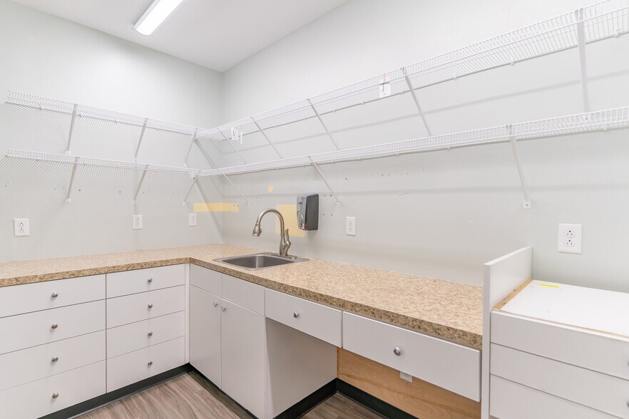 More Photos Of 24 Mill St, Naples Office For Sale