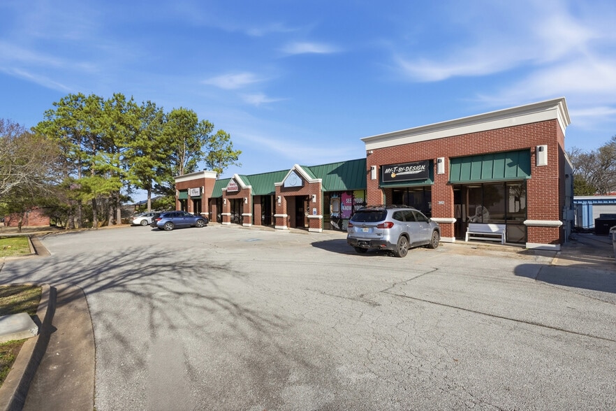 More Photos Of 380-392 E Sunbridge Dr, Fayetteville General Retail For Lease