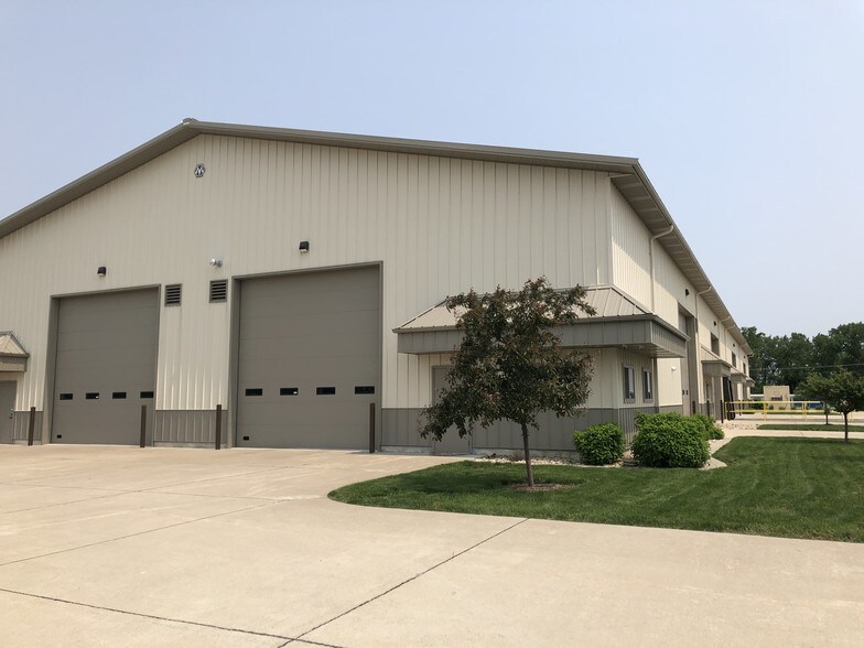 More Photos Of 100 Brakeshoe Ct, East Moline Warehouse For Lease