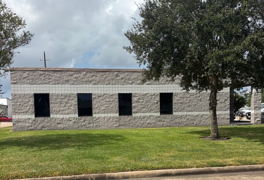 More Photos Of 12810 Century Dr, Stafford Showroom For Lease
