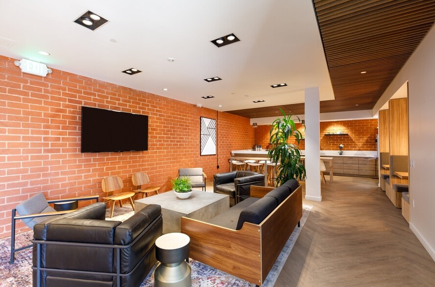 More Photos Of 16200 Ventura Blvd, Encino Office For Lease