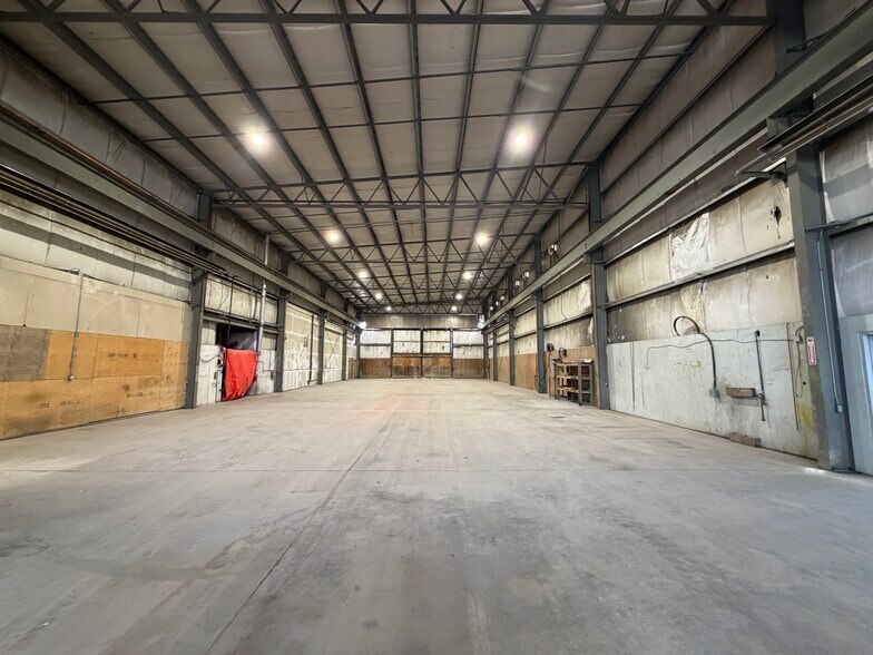 More Photos Of 11 & 13 - 27123 Highway 597, Blackfalds Warehouse For Lease