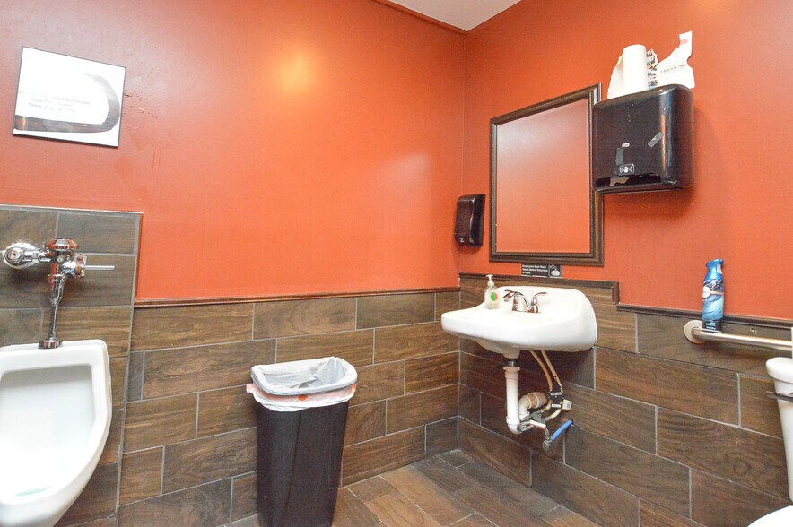 More Photos Of 402 W Deck St, New Douglas General Retail For Sale