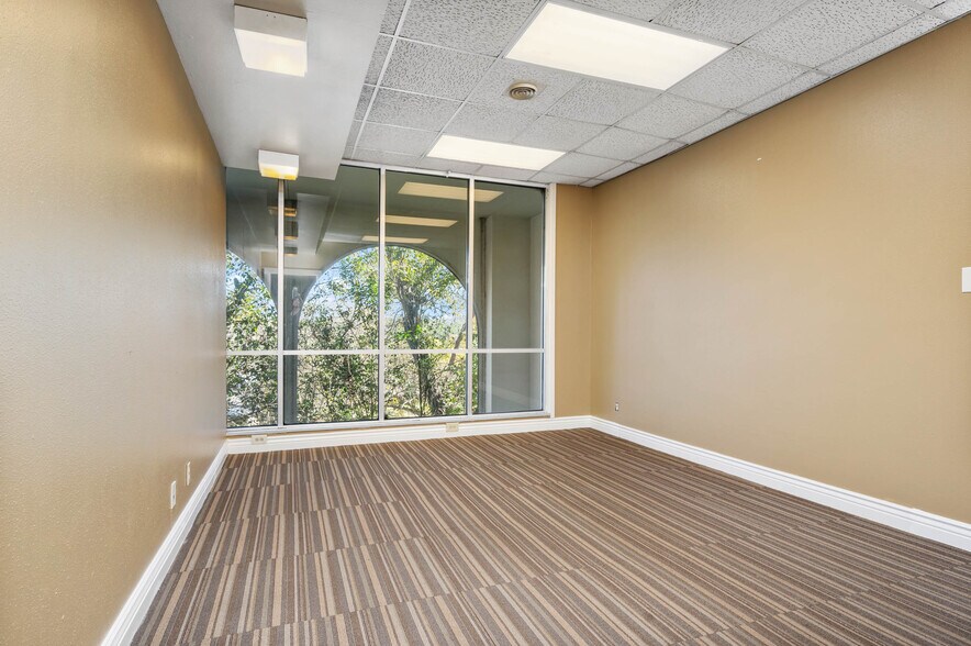 More Photos Of 8100 Broadway St, San Antonio Office For Sale