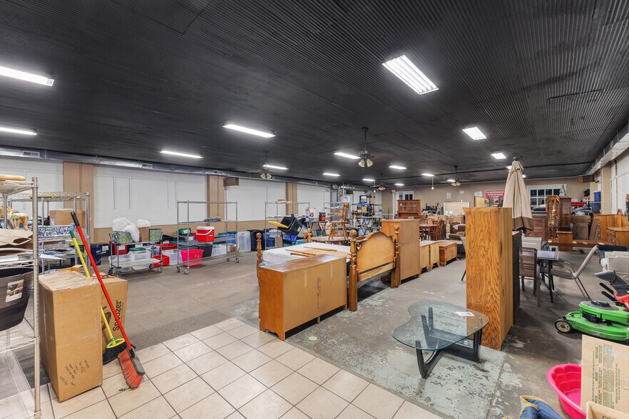 More Photos Of 160 E Morgan St, Martinsville Showroom For Sale