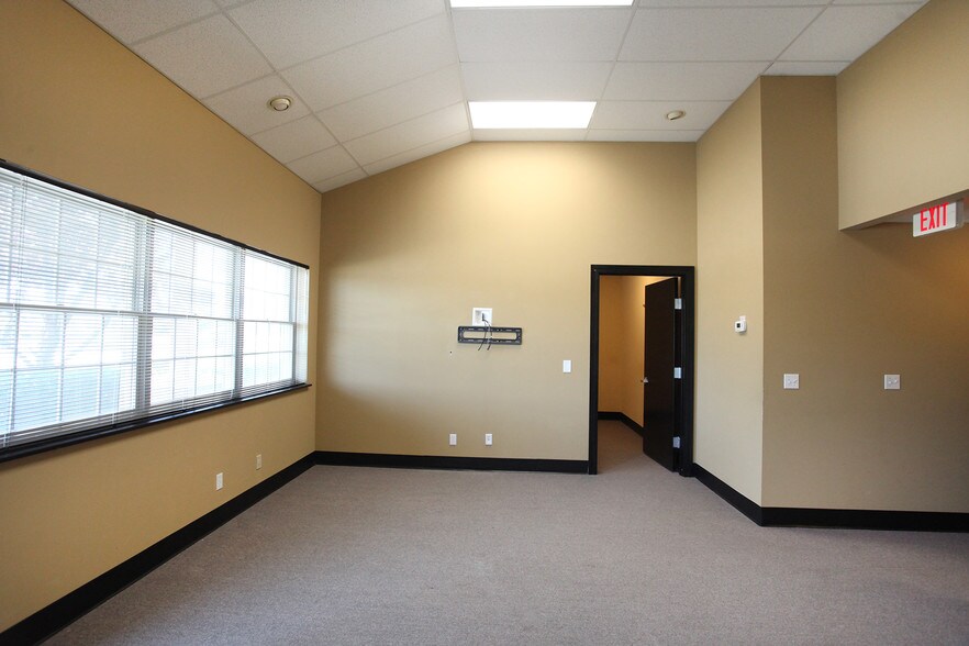 More Photos Of 33700-33760 Lear Industrial Pky, Avon Light Manufacturing For Sale