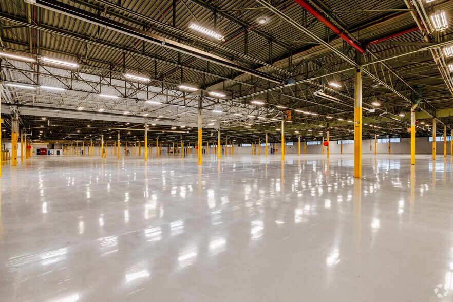 More Photos Of 3000 Aut Transcanadienne, Pointe-claire Distribution For Sale