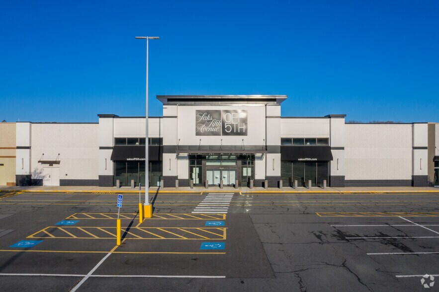 More Photos Of 200-380 Grossman Dr, Braintree Storefront For Lease