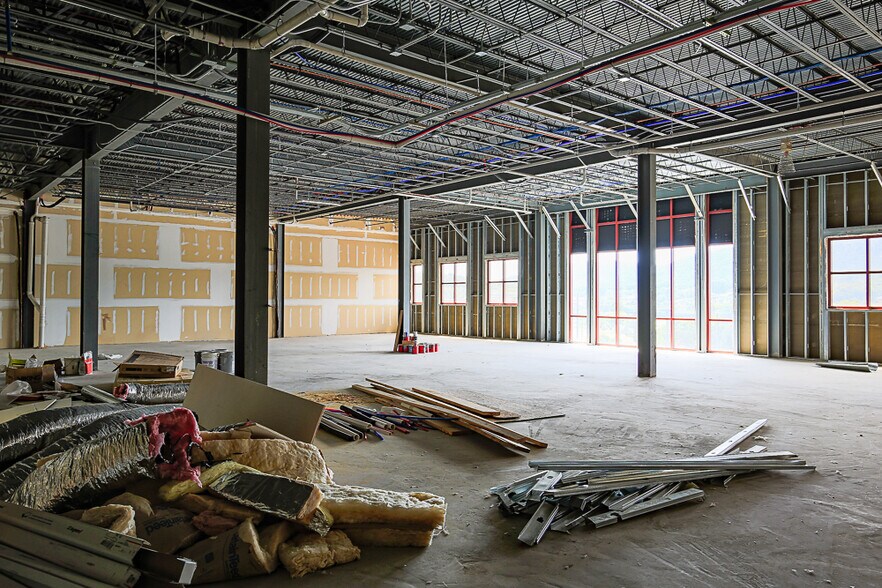 More Photos Of 8 Sheridan Sq, Kingsport Medical For Lease