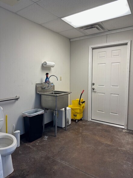 More Photos Of 209-213 W 2nd St, Edmond Industrial For Sale