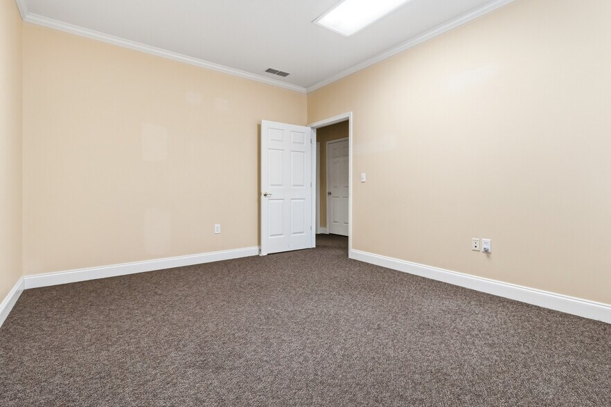 More Photos Of 100-126 Prospect Pl, Alpharetta Office For Sale
