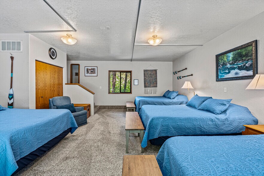 More Photos Of 11744 Galice Rd, Merlin Hotel For Sale