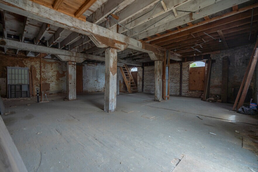 More Photos Of 1 N State St, Lexington Showroom For Sale