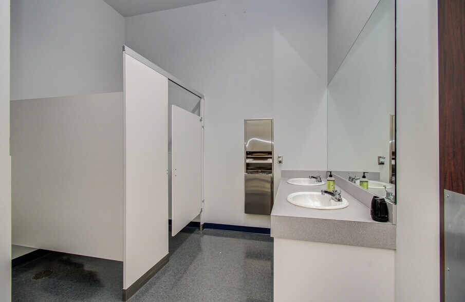 More Photos Of 9330 Kirby Dr, Houston Research And Development For Lease