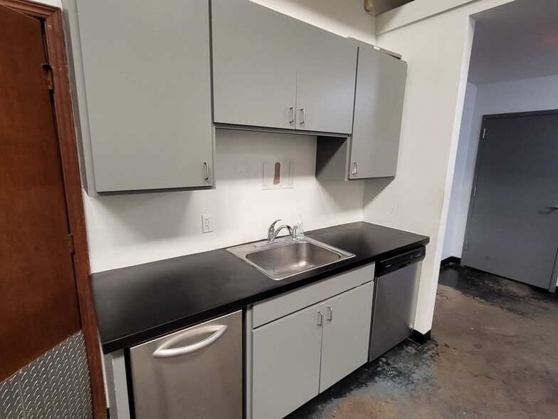 More Photos Of 4455 Woods and Sons Ave, Edmond Manufacturing For Lease