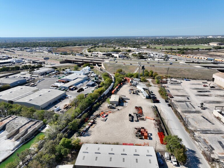 More Photos Of 2420 NE 35th St, Fort Worth Service For Lease