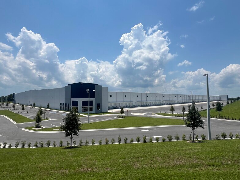 More Photos Of 7453 Republic Dr, Groveland Distribution For Lease